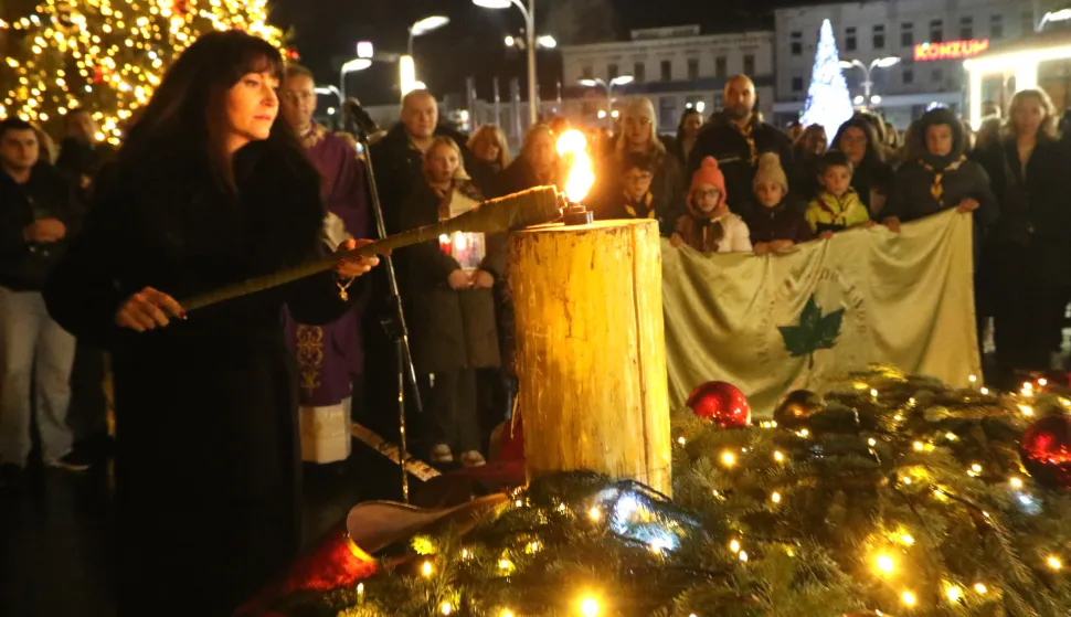 Osijek, 05. 12. 2025, Trg Ivana Pavla II. ispred Konkatedrale 2. adventsku sviječu upalila je županica Nataša Tramišak uz pomoć izviđača.snimo GOJKO MITIĆ