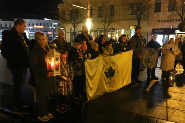 Osijek, 05. 12. 2025, Trg Ivana Pavla II. ispred Konkatedrale 2. adventsku sviječu upalila je županica Nataša Tramišak uz pomoć izviđača.snimo GOJKO MITIĆ