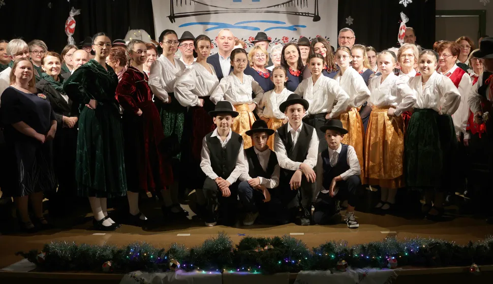 Osijek, 06. 12. 2025., Mađarski centar, KUD Rusina Osijek, dravski valovi, zajednička fotografija; Marko Eljuga SNIMIO BRUNO JOBST