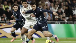 epa12577624 Real Madrid's Jude Bellingham (L) in action against Celta's Miguel Roman (R) during the Spanish LaLiga soccer match between Real Madrid and Celta de Vigo, in Madrid, Spain, 07 December 2025. EPA/Sergio Perez