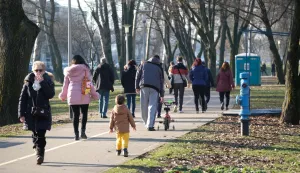 2.1.2022., Zagreb - Velik broj gradana iskoristio je suncano i toplo vrijeme za setnju i sportske aktivnosti na svjezem zraku u Bundek. Photo: Slaven Branislav Babic/PIXSELL