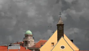 Osijek, 24. 07. 2024., Kapucinska crkva, oblaci, oblak, pred oluju, oluja, promjena vremenaSNIMIO BRUNO JOBST