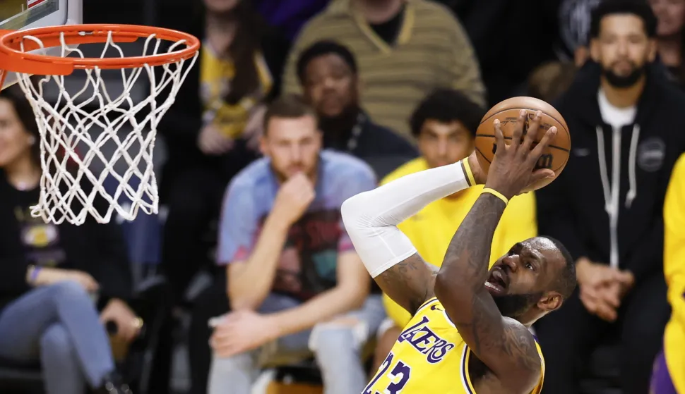 epa11104871 Los Angeles Lakers forward LeBron James drives to the basket during the fourth quarter of the NBA basketball game between the Los Angeles Lakers and Chicago Bulls in Los Angeles, California, USA, 25 January 2024. EPA/CAROLINE BREHMAN SHUTTERSTOCK OUT