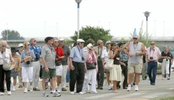 OSIJEK, 16. 08. 2010, ETALITE UZ DRAVU, VODENA VRATA, TURISTI, KONITINENTALNI TURIZAM STRANCI, SLOBODNJAK&nbsp;...snimio GOJKO MITIĆ