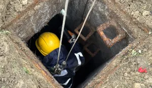 Osijek, 08. 12. 2025., Kružni tok, Divaltova - Srijemska, Voodovod Osijek, radovi, kanalizacija, pukla cijev, saniranje, šteta, spuštanje; spašavanje; rupa; odvod; šaht SNIMIO BRUNO JOBST