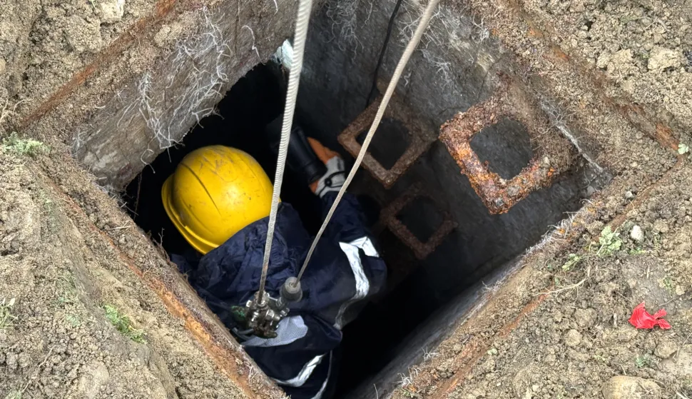 Osijek, 08. 12. 2025., Kružni tok, Divaltova - Srijemska, Voodovod Osijek, radovi, kanalizacija, pukla cijev, saniranje, šteta, spuštanje; spašavanje; rupa; odvod; šaht SNIMIO BRUNO JOBST