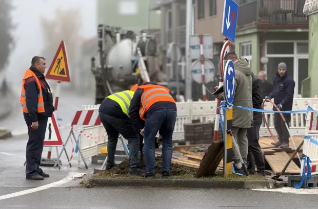 Osijek, 08. 12. 2025., Kružni tok, Divaltova - Srijemska, Voodovod Osijek, radovi, kanalizacija, pukla cijev, saniranje, šteta SNIMIO BRUNO JOBST