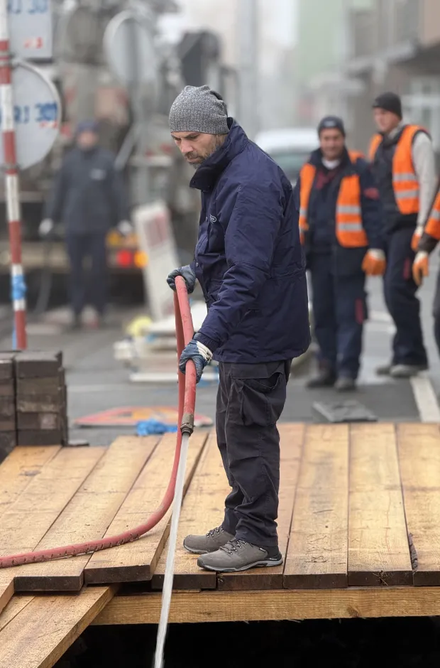 Osijek, 08. 12. 2025., Kružni tok, Divaltova - Srijemska, Voodovod Osijek, radovi, kanalizacija, pukla cijev, saniranje, šteta SNIMIO BRUNO JOBST