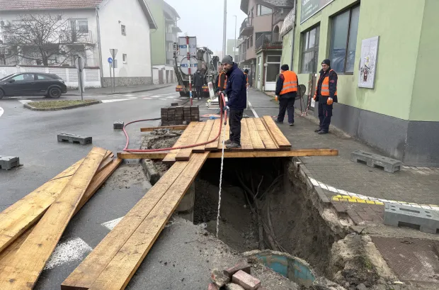 Osijek, 08. 12. 2025., Kružni tok, Divaltova - Srijemska, Voodovod Osijek, radovi, kanalizacija, pukla cijev, saniranje, šteta SNIMIO BRUNO JOBST