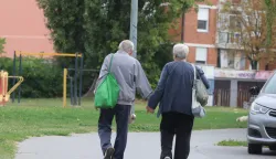 Osijek, 24. 09. 2025, Jug 2, Umirovljenički bračni par u šetnji, povratak iz shoppinga, ljubav i u zlatno doba...snimio GOJKO MITIĆ