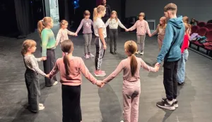 VINKOVCIOdržana je posljednja u ciklusu od šest radionica iz projekta Umjetničke radionice za djecu i mlade Kulturnog centra Vinkovci. Ovoga puta mali sudionici uživali su u folklornoj radionici "Pjevaj i pleši našim krajem – tradicijske igre, pjesme i plesovi vinkovačkog kraja".prosinac 2025.