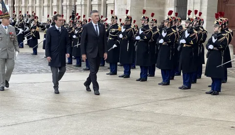 Pariz, 8. 12. 2025. Doček premijera Plenkovića ispred pariškog Doma invalida, gdje je položio vijenac pored spomen-ploče u čast hrvatskim pukovnijama u sastavu Napoleonove Velike armije. Na fotografiji Andrej Plenković. foto HINA/ Slavko VUKADIN/ tm