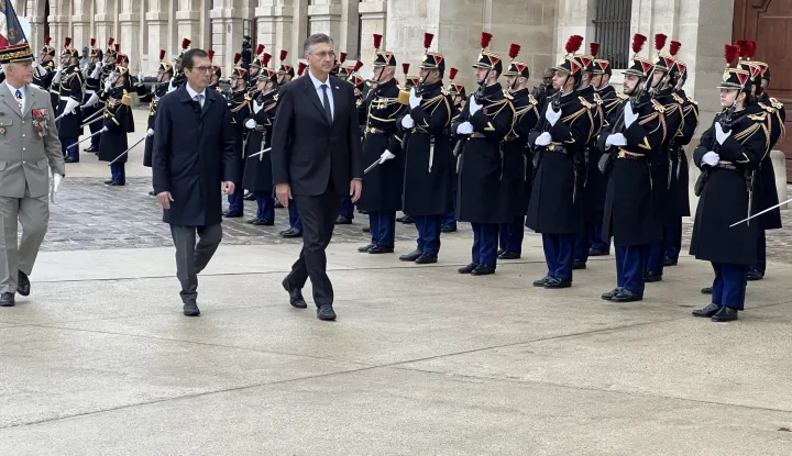 Pariz, 8. 12. 2025. Doček premijera Plenkovića ispred pari&scaron;kog Doma invalida, gdje je položio vijenac pored spomen-ploče u čast hrvatskim pukovnijama u sastavu Napoleonove Velike armije. Na fotografiji Andrej Plenković. foto HINA/ Slavko VUKADIN/ tm