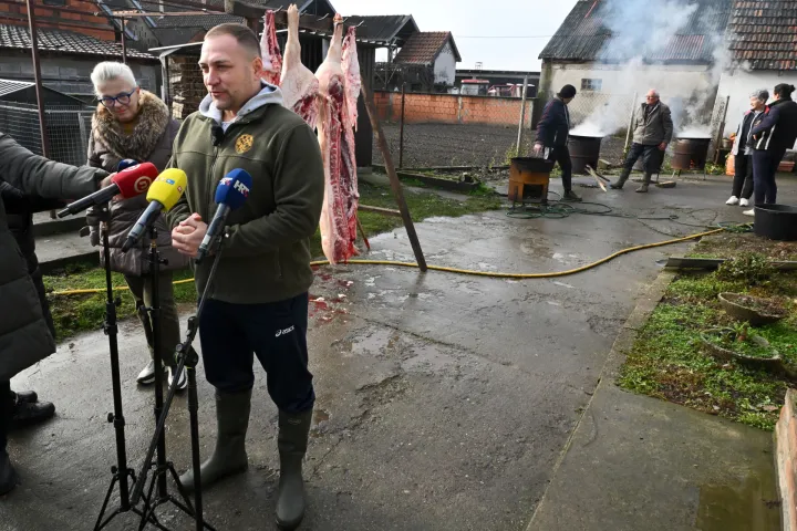 Stari Mikanovci, 08.12.2025. - Potpredsjednik Vlade i ministar poljoprivrede, šumarstva i ribarstva David Vlajčić u ponedjeljak, 8. prosinca 2025. godine sudjelovao je u tradicionalnoj svinjokolji kod Marka Ljubasa u Starim Mikanovcima (kod Vinkovaca). Na fotografiji David Vlajčić i Gordana Tišljar Modrušan. foto HINA/ Gordan Panić/ tm