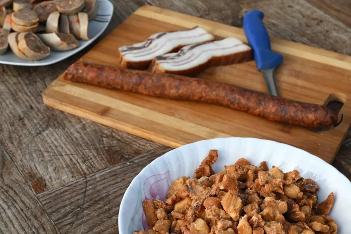 Stari Mikanovci, 08.12.2025. - Potpredsjednik Vlade i ministar poljoprivrede, šumarstva i ribarstva David Vlajčić u ponedjeljak, 8. prosinca 2025. godine sudjelovao je u tradicionalnoj svinjokolji kod Marka Ljubasa u Starim Mikanovcima (kod Vinkovaca). foto HINA/ Gordan Panić/ tm