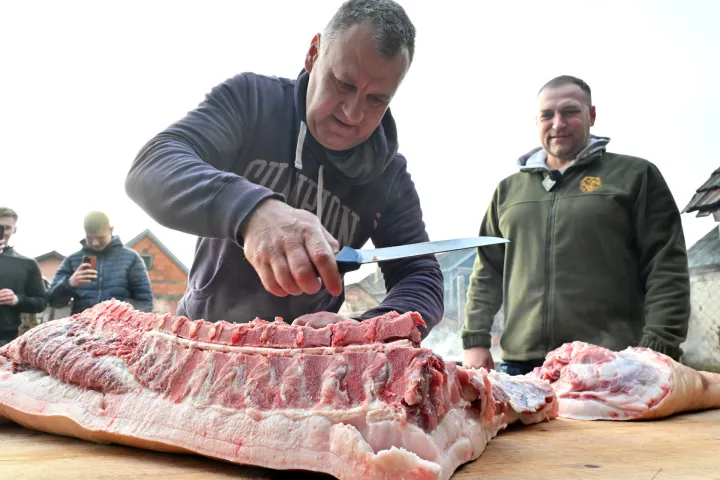 Stari Mikanovci, 08.12.2025. - Potpredsjednik Vlade i ministar poljoprivrede, šumarstva i ribarstva David Vlajčić u ponedjeljak, 8. prosinca 2025. godine sudjelovao je u tradicionalnoj svinjokolji kod Marka Ljubasa u Starim Mikanovcima (kod Vinkovaca). foto HINA/ Gordan Panić/ tm