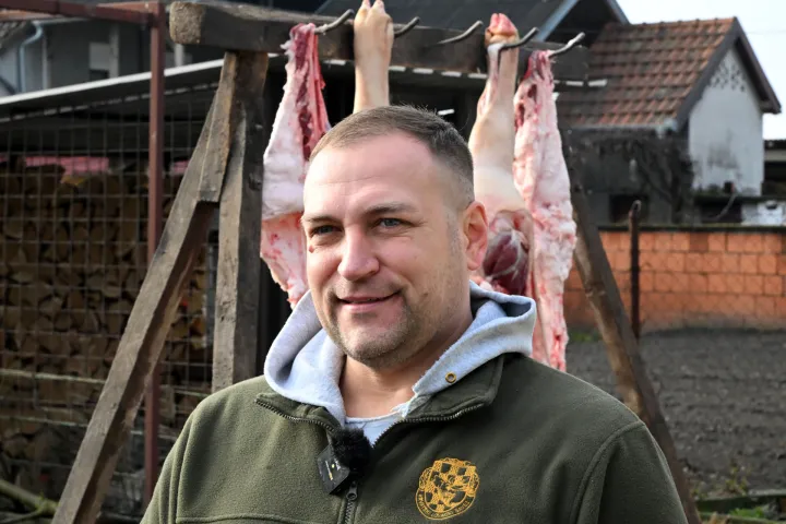 Stari Mikanovci, 08.12.2025. - Potpredsjednik Vlade i ministar poljoprivrede, šumarstva i ribarstva David Vlajčić u ponedjeljak, 8. prosinca 2025. godine sudjelovao je u tradicionalnoj svinjokolji kod Marka Ljubasa u Starim Mikanovcima (kod Vinkovaca). Na fotografiji David Vlajčić. foto HINA/ Gordan Panić/ tm