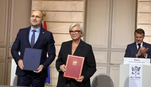 Pariz, 08.12.2025 - Hrvatska i Francuska potpisale su u ponedjeljak u Parizu ugovor o nabavi 18 samohodnih haubica Caesar MK2 i pismo namjere o pobolj?anju sposobnosti borbenih zrakoplova Rafale, u okviru Akcijskog plana za razdoblje 2026.-2028. za provedbu hrvatsko-francuskog strate?kog partnerstva. foto HINA/ Slavko VUKADIN/ ik