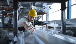 Factory worker working in warehouse handling metal material for production.freepikmetal radnik 