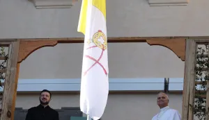 epa12580039 Ukrainian President Volodymyr Zelensky (L) and Pope Leo XIV stand on the balcony of Villa Barberini, the papal residence, during their meeting in Castel Gandolfo, outside Rome, Italy, 09 December 2025. EPA/MASSIMO PERCOSSI