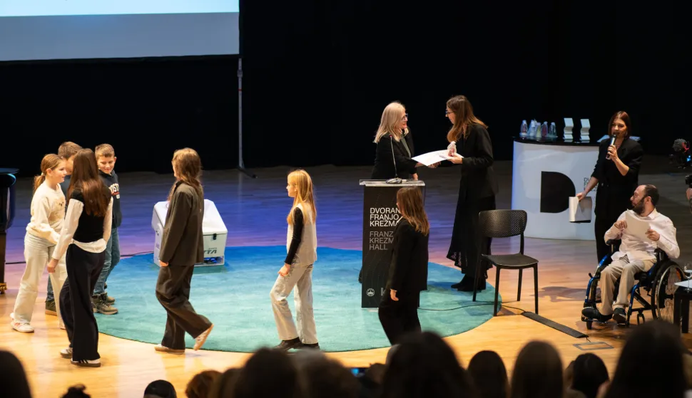 OŽsijek, 9. 112. 2025., Dodjela mirovnih nagrada i priznanja Krunoslav SukićOŠ Višnjevac; priznanja; nagrade; mir; Krunoslav Sukić