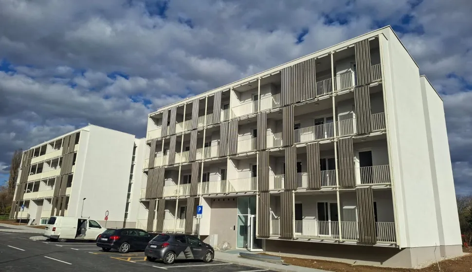 redani ključevi 38 novih stanova za SiščaneSisak, 05.12.2025 -  Potpredsjednik Vlade i ministar prostornoga uređenja, graditeljstva i državne imovine Branko Bačić u petak je nazočio uručenju ključeva za 38 stanova u dvije nove višestambene zgrade u sisačkoj Ulici Tina Ujevića. foto HINA/ MPGI/ ik