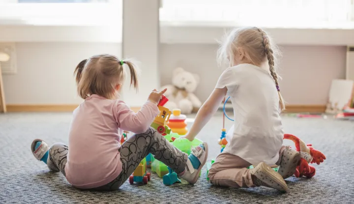 Vrtićke grupe su prevelike, a odgojitelja nedostajeSubtitleŠto vam vrijedi ako u malenoj općini gdje nema puno djece po razvijenosti dajete više novaca, a istovremeno veliki gradovi "grcaju" s djecom i dobivaju manje sredstava jer su razvijeniji, pita se Kristina Zorić BeslemaTextProsvjed zaposlenih u predškolskom odgoju zbog nezadovoljstva uvjetima rada u vrtićima bit će održan 12. travnja na Trgu bana Jelačića u Zagrebu. Organizatori prosvjeda su udruga SIDRO, Sindikat odgoja i obrazovanja, medija i kulture Hrvatske (SOMK) i strukovne udruge odgojitelja Krijesnice Čakovec i Terina Vukovar