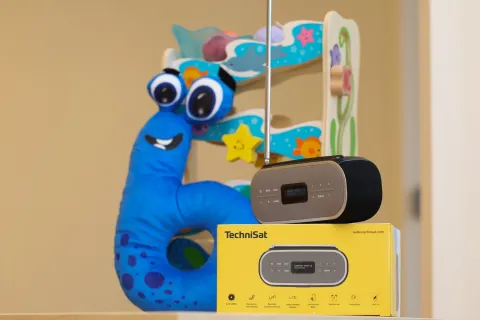 Dječji vrtići Osijeka postali su prvi u Hrvatskoj koji koriste DAB+ uređaje, zahvaljujući donaciji radija bravo! KIDS u suradnji s OIV-om – Digitalnim signalima i mrežama. Ukupno 46 uređaja, vrijednih preko 2000 eura, raspoređeno je u 36 vrtića diljem grada, obogaćujući svakodnevicu više od 3600 djece.