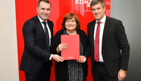 Konzum i Sindikat trgovine Hrvatske potpisali su novi kolektivni ugovor koji stupa na snagu 1. siječnja 2026. i kojim se osigurava rast plaća, veća božićnica te transparentniji model obračuna plaće za radnike u maloprodaji, logistici i online poslovanju. prosinac 2025.