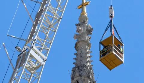 Zagreb, 07.04.2020. - Nastavak priprema za ru&scaron;enje dijela sjevernog tornja i uklanjanje &scaron;teta na zagrebačkoj katedrali nakon potresa koji je pogodio Zagreb.Na fotografiji Zagrebačka katedrala.foto HINA/ Edvard &Scaron;U&Scaron;AK/ es