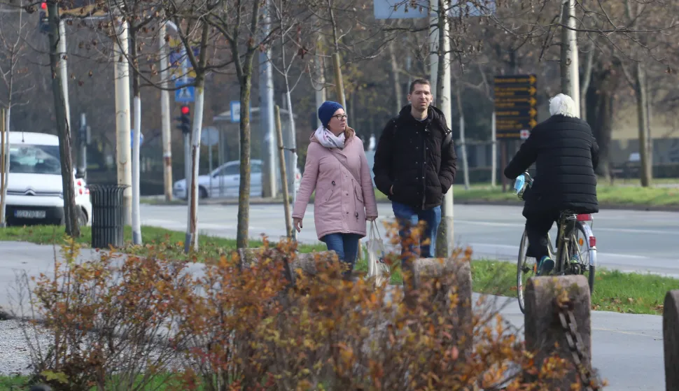 Osijek, 05. 12. 2022, Europska avenija, izmedju Perivoja kralja Tomislava i Perivoja kralja Petra Kresimira IV. Slobodnjak, lijepo virjeme u prosincu. Setaci, biciklisti...snimio GOJKO MITIĆ