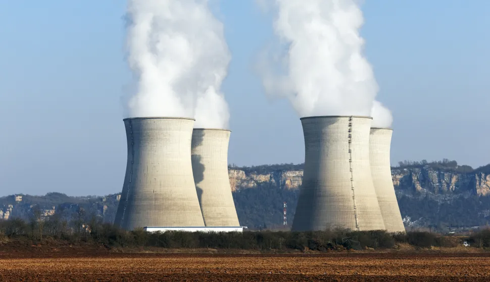 Big chimneys with smoke dimnjak tvornica dim zagađenje elektranafreepik