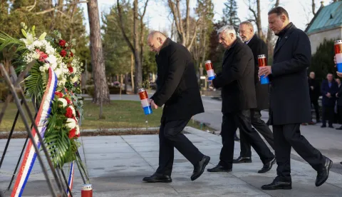 Zagreb, 10.12.2025 - HDZ obilježava 26. godišnjicu smrti dr. Franje Tuđmana, prvog predsjednika Republike Hrvatske i utemeljitelja HDZ-a. Stranačko izaslanstvo, predvođeno zamjenikom predsjednika HDZ-a Tomom Medvedom položili su vijenac i zapalili svijeću na grobu dr. Franje Tuđmana na Mirogoju. Na slci Tomo Medved, Željko Reiner, Davor Božinović, Gordan Jandroković.foto HINA/ Damir SENČAR/ ds