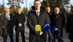 Zagreb, 10.12.2025 - Izaslanstvo Domovinskog pokreta na čelu s predsjednikom Ivanom Penavom položili su vijenac i zapalili svijeću na grob dr. Franje Tuđmana na Mirogoju, povodom 26. godišnjicu smrti. Ivan Penava dao je izjavu za medije.foto HINA/ Damir SENČAR/ ds