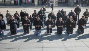 04.03.2023., Osijek - Ispred osjecke Konkatedrale okupljeni muskari klecali i molili krunicu. Photo: Davor Javorovic/PIXSELL
