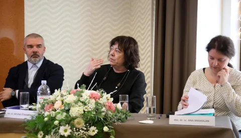 Zagreb, 12.12.2025 - U organizaciji Ureda za ravnopravnost spolova Vlade RH, održano je predstavljanje rezultata znanstvenog istraživanja "Ravnopravnost na čekanju – stavovi, znanja i percepcija rodne ravnopravnosti u Hrvatskoj od 2013. do 2024. godine". Istraživanje je provedeno 2024. godine u sklopu provedbe Međunarodnog programa društvenih istraživanja – Obitelj i promjene rodnih uloga. Na fotografiji Branko Ančić, Helena Štimac Radin, Ana Maskalan.foto HINA/ Denis CERIĆ /dc