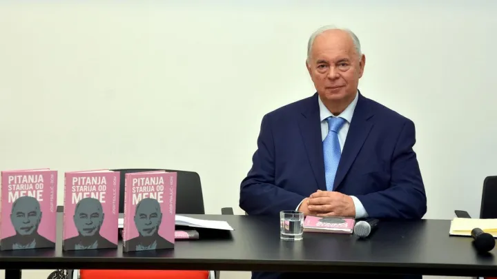 BELIŠĆEU Gradskoj je knjižnici i čitaonici predstavljena zbirka poezije Belišćanina Josipa Frajlića Ronija. Zbirka naslovljena "Pitanja starija od mene" prosinac 2025.