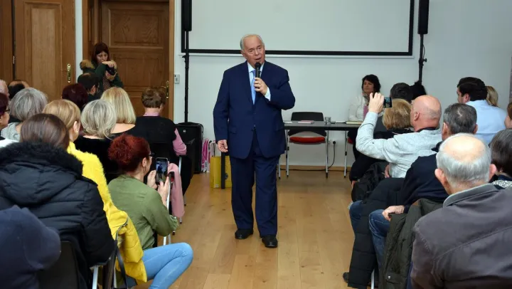 BELIŠĆEU Gradskoj je knjižnici i čitaonici predstavljena zbirka poezije Belišćanina Josipa Frajlića Ronija. Zbirka naslovljena "Pitanja starija od mene" prosinac 2025.