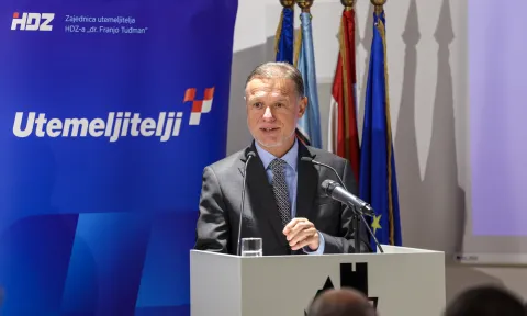 Zagreb, 10.12.2025 - HDZ će obilježava 26. godišnjicu smrti dr. Franje Tuđmana, prvog predsjednika Republike Hrvatske i utemeljitelja HDZ-a. Stranačko izaslanstvo će položilo je vijenac i zapalilo svijeću na Oltaru domovine, a nakon toga je održana prigodna akademija u dvorani Centra za posjetitelje "Medvedgrad". Na slici Gordan Jandroković.foto HINA/ Damir SENČAR/ ds