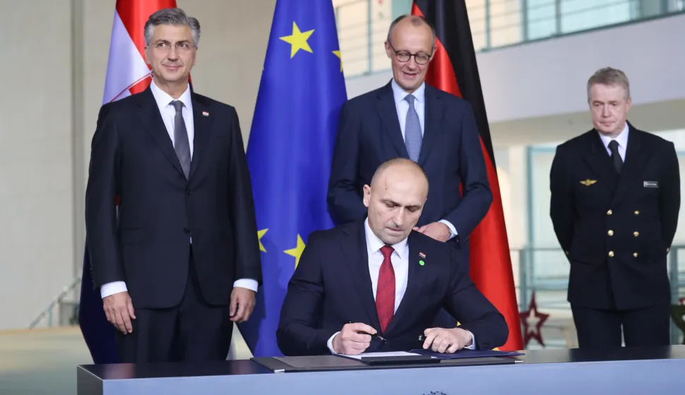 U prisutnosti predsjednika Vlade Republike Hrvatske Andreja Plenkovića i saveznog kancelara Savezne Republike Njemačke Friedricha Merza u Berlinu, potpredsjednik Vlade Republike Hrvatske i ministar obrane Ivan Anušić u srijedu, 10. prosinca 2025., potpisao je Usuglašeni dokument – potvrdu narudžbe o isporuci 44 tenka Leopard 2A8 Hrvatskoj.