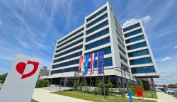 "Izuzetno smo ponosni na poslovne rezultate koje je Grupa Podravka ostvarila u 2024. jer smo postigli značajan rast u oba ključna segmenta našeg poslovanja – Prehrani i Farmaceutici. Osobito nas raduje snažan rast prodaje na svim inozemnim tržištima, gdje se izvanrednim rezultatima ističu tržišta zapadne Europe, SAD-a i Australije. Rast prodaje na inozemnim tržištima ključni je faktor našeg ukupnog rasta jer nam daje dodatnu stabilnost, ali i perspektivu daljnjeg rasta izvoza, na što su maksimalno usmjereni svi naši timovi. Rast dobiti potvrđuje uspješno vođenje poslovanja, koje, osim rasta prihoda, uključuje i ulaganja u poboljšanje radnih uvjeta i materijalnih prava naših zaposlenika. Ostvareno u 2024. nastavak je svih prijašnjih napora, kao i uporište za sve ono što tek slijedi. Snažna ulaganja u tehnologiju, nove proizvode i naš tim omogućit će nam daljnji rast i uspjeh. Sve što smo postigli do sada omogućuje nam da s punim povjerenjem gledamo prema budućnosti, u kojoj ćemo nastavili širiti našu prisutnost na globalnoj razini i ostvarivati još veće poslovne uspjehe", poručila je Martina Dalić, predsjednica Uprave Podravke.