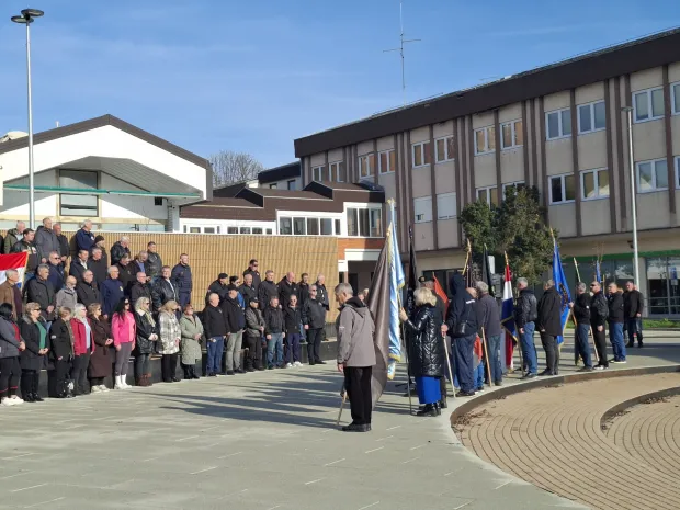 Vinkovci. 10.12.2025 - Pod geslom "Pet do 12 za Domovinu" u Vinkovcima je u srijedu odr?an prosvjed braniteljskih udruga protiv "mar?a u Zagrebu, Rijeci i Zadru i poku?aja javnog sramo?enja Hrvatske, veli?anja petokrake kao simbola smrti u Vukovaru i omalova?avanja vrijednosti Domovinskog rata". foto HINA/ ?eljko DRA?ENOVI?/ ik