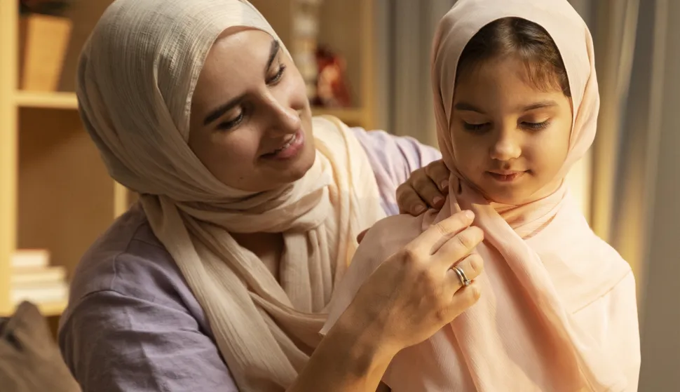Francuske &scaron;kole poslale su u ponedjeljak, prvoga dana &scaron;kolske godine, kući desetke djevojčica koje nisu željele skinuti muslimanske ogrtače abaje, rekao je u utorak ministar obrazovanja Gabriel Attalfreepik