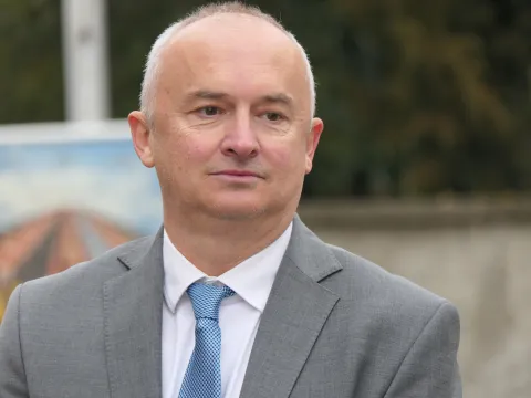 Nova Gradi?ka, 08.12.2025 - - Nova Gradi?ka u proteklih je 10 godina do?ivjela sna?an razvoj i sada je grad u kojem se ponosno ?ivi, uz jaku prera?iva?ku industriju i poljoprivredu i vrlo malo nezaposlenih, poru?eno je u ponedjeljak sa sve?ane sjednice Gradskog vije?a u povodu Dana grada. Proslavi Dana grada nazo?io je i predsjednik Republike Zoran Milanovi?, koji je pohvalio uspjehe Nove Gradi?ke "bez obzira na neugodnosti s optu?nicom za korupciju gradona?elnika Nove Gradi?ke". Na slici Vinko Grgi?.foto HINA/ Nikola BLA?EKOVI?/ ik