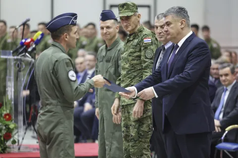 Zagreb, 11.12.2025. - Predsjednik Republike i vrhovni zapovjednik Oružanih snaga RH Zoran Milanović sudjelovao je na obilježavanju 34. obljetnice Hrvatskog ratnog zrakoplovstva. Tim povodom uručo je promaknuća i pohvale pripadnicima Hrvatskog ratnog zrakoplovstva.foto HINA/ Edvard &Scaron;U&Scaron;AK