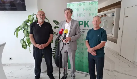 Zagreb, 05.06.2025. - U Hrvatskoj bi ove godine moglo biti požeto oko milijun tona pšenice sa zasijanih 160 tisuća hektara, a ratari smatraju da bi minimalna cijena koja bi pokrila troškove proizvodnje trebala iznositi 200 eura po toni, rekli su u četvrtak predstavnici Hrvatske poljoprivredne komore (HPK). Na fotografiji Petar Pranjić, Mladen Jakopović, Matija Brlošić. foto HINA/ Tanja PERNIČKA/ tm