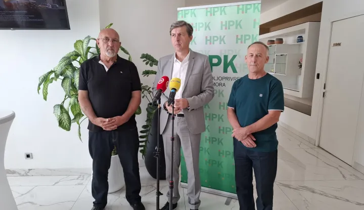 Zagreb, 05.06.2025. - U Hrvatskoj bi ove godine moglo biti požeto oko milijun tona pšenice sa zasijanih 160 tisuća hektara, a ratari smatraju da bi minimalna cijena koja bi pokrila troškove proizvodnje trebala iznositi 200 eura po toni, rekli su u četvrtak predstavnici Hrvatske poljoprivredne komore (HPK). Na fotografiji Petar Pranjić, Mladen Jakopović, Matija Brlošić. foto HINA/ Tanja PERNIČKA/ tm