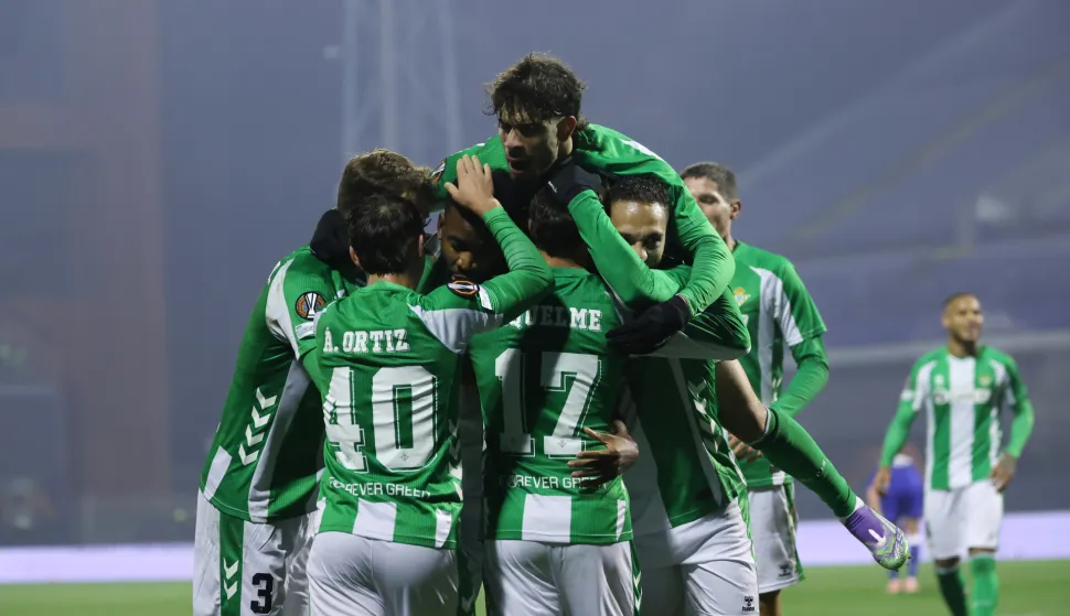 Zagreb, 11.12.2025 - Utakmica 6. kola Europske lige izme?u GNK Dinama i Real Betisa. Na slici Real Betisa slave pogodak. foto HINA/ Damir SEN?AR/ ds