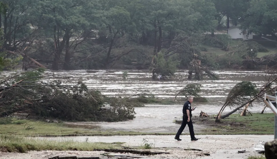 epa12219258 Search and Rescue teams continue working around the clock following flash flooding on the Guadalupe River in Kerr County, in Kerrville, Texas, USA, 05 July 2025. Early 04 July, floodwaters swept through a summer camp and nearby homes, killing at least two dozen people, with dozens of campers still unaccounted for. EPA/DUSTIN SAFRANEK