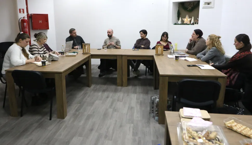 Osijek, 11. 12. 2025, Radionica pisanja krimića. Društvo ljubitelja književnosti "Littera". Gost; Miro Morović, pisac krimića. Kutak za knjigu, Trg Lava Mirskog 3.snimo GOJKO MITIĆ